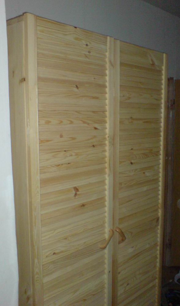 Шкаф из деревянных мебельных щитов